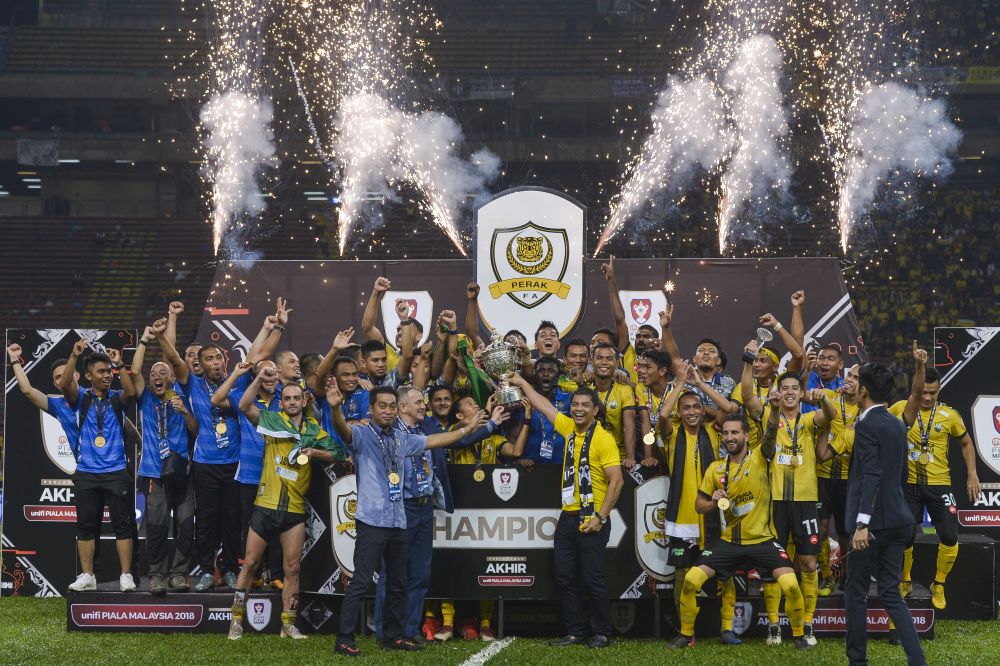 Perak players lift the Malaysia Cup after beating Terengganu on penalties in the Shah Alam Stadium on October 27, 2018. u00e2u20acu201d Picture by Miera Zulyana