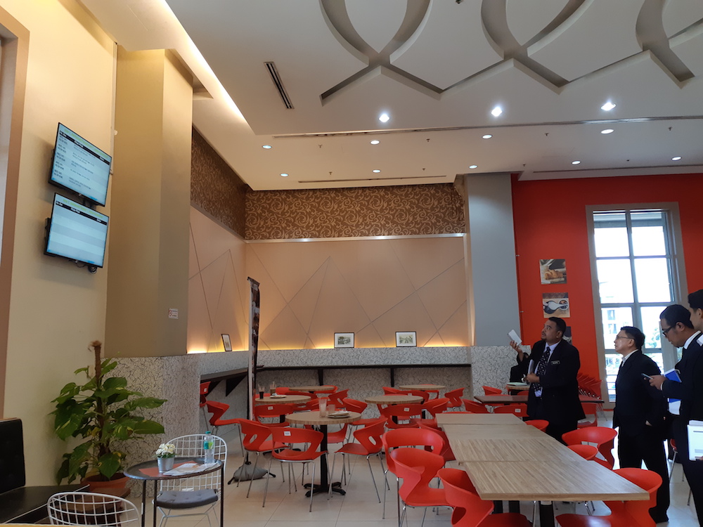 Tan Sri Richard Malanjum personally inspecting television screens displaying cases in queue before the Federal Court and Court of Appeal. October 3, 2018 — Picture by Ida Lim