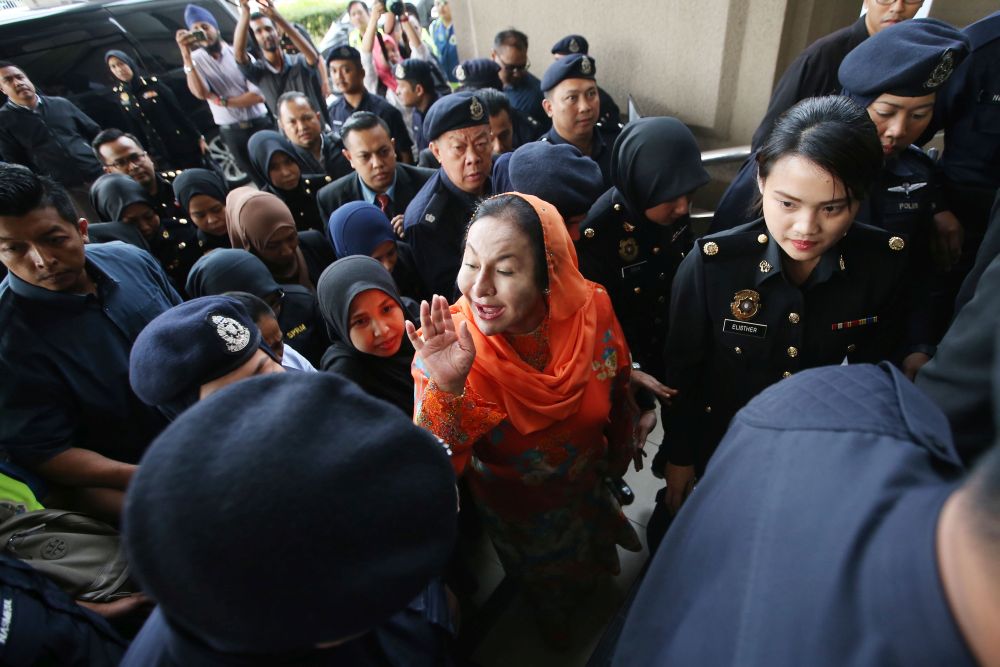 Datin Seri Rosmah Mansor waves to reporters after arriving at the Kuala Lumpur Court Complex October 4, 2018. u00e2u20acu2022 Picture by Azinuddin Ghazali