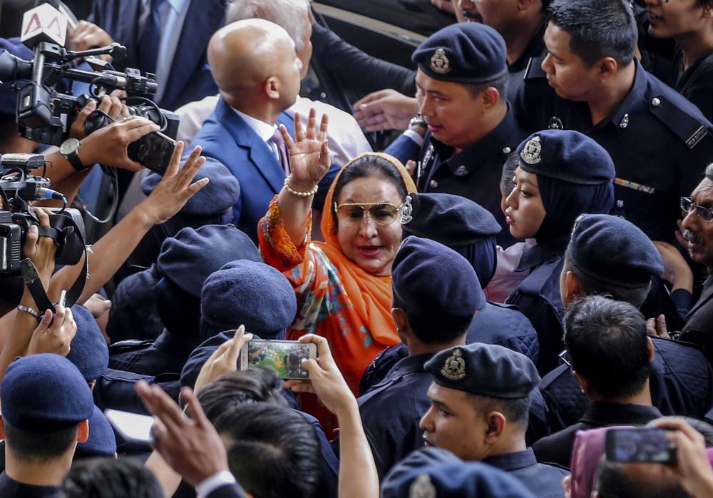 Datin Seri Rosmah Mansor waves as she leaves the Kuala Lumpur High Court October 4, 2018. u00e2u20acu2022  Picture by Firdaus Latif 