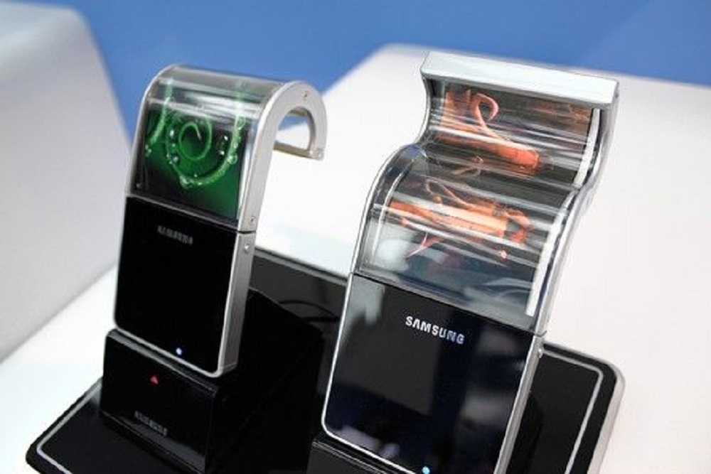 Samsungu00e2u20acu2122s original flexible display demonstrated at CES 2013. u00e2u20acu201d Picture courtesy of Samsung Display