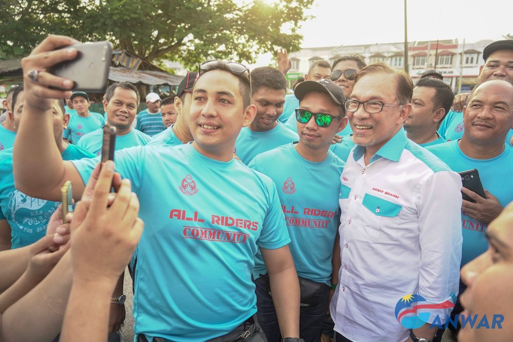 Anwar poses with some of his former prison guards in Port Dickson October 5, 2018. u00e2u20acu201d Picture via Facebook/AnwarIbrahim