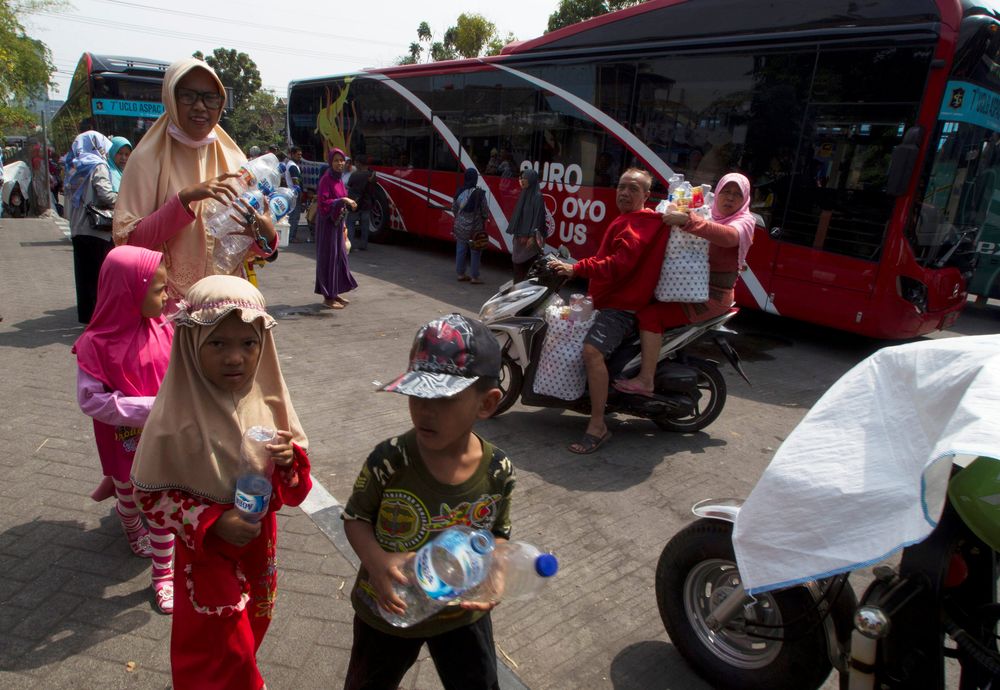 Residents bring plastic bottles to exchange for Suroboyo bus tickets at Purbaya station in Surabaya, Indonesia, October 21, 2018. u00e2u20acu201d Reuters pic