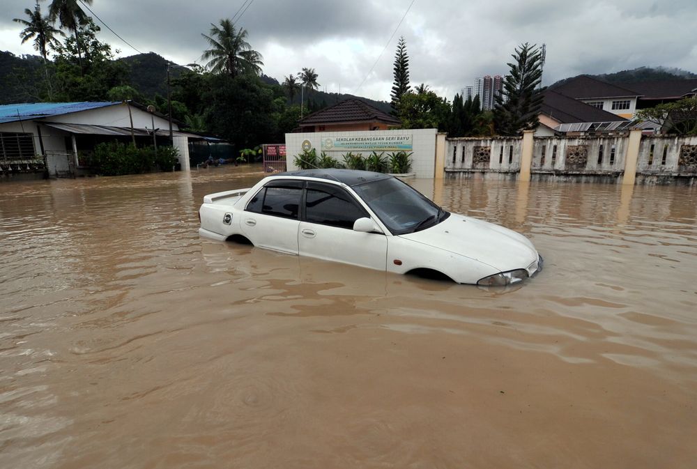 A car is damaged by flash flood at Jalan Kampung Masjid, Teluk Kumbar in George Town, October 22, 2018. u00e2u20acu201d Bernama pic