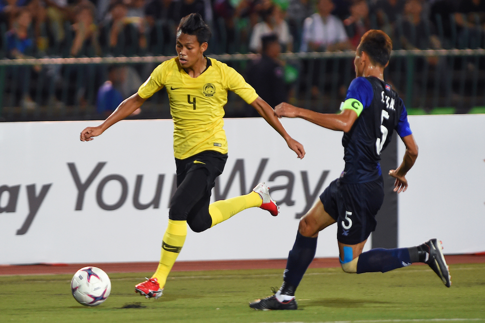 Cambodiau00e2u20acu2122s defender Soeuy Visal fights for the ball with Malaysiau00e2u20acu2122s defender Syahmi Safari during the AFF Suzuki Cup 2018 in Phnom Penh November 8, 2018. u00e2u20acu201d AFP pic