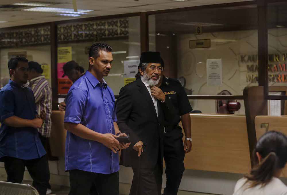 Former Sabah chief minister Tan Sri Musa Aman leaves the Kuala Lumpur High Court after posting bail, November 5, 2018. u00e2u20acu201d Picture by Firdaus Latif