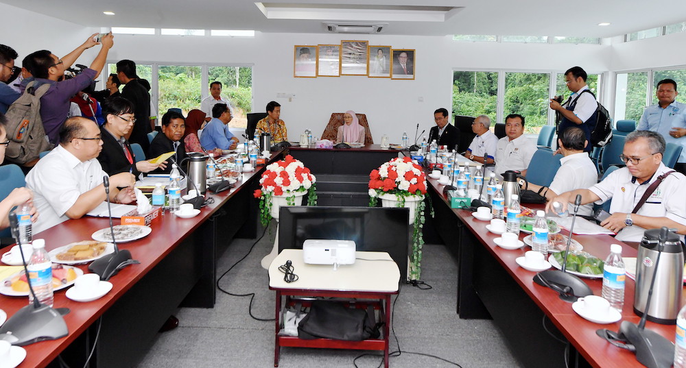 Deputy Prime Minister Datuk Seri Dr Wan Azizah Wan Ismail (centre) attends a meeting at the Julau District Office, November 6, 2018. u00e2u20acu201d Bernama pic