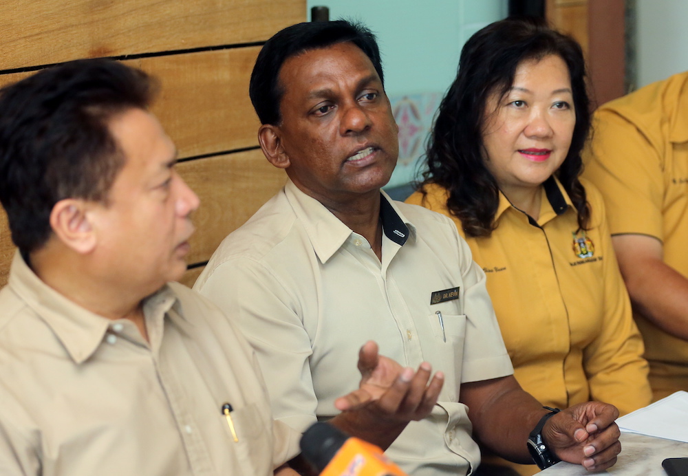 Taiping Municipal Council president Datuk Abdul Rahim Md Ariff (left) and Taiping Zoo and Night Safari director Dr Kevin Lazarus (centre) speak to the press at the Taiping zoo, November 14, 2018. 