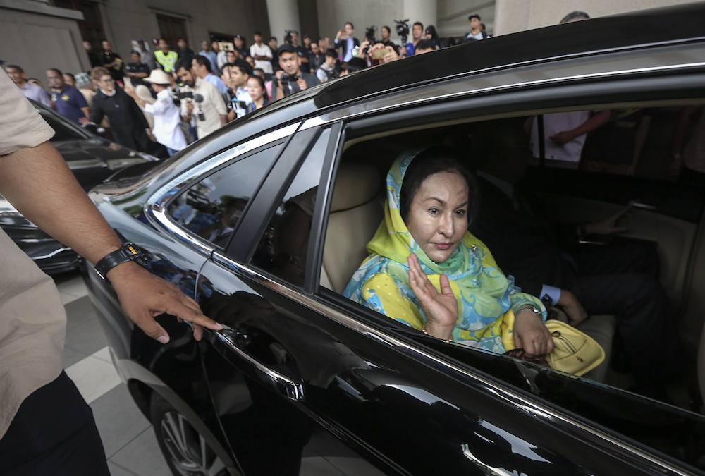 Datin Seri Rosmah Mansor leaves the Kuala Lumpur Court Complex November 15, 2018. u00e2u20acu201d Picture by Azneal Ishak