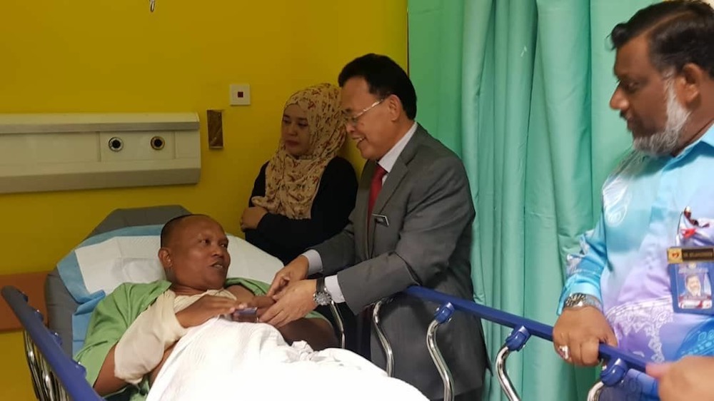 Johor Mentri Besar Datuk Osman Sapian (right) visits injured policeman Corporal Suhor Othman at the Sultanah Aminah Hospital (HSA) today. — Picture courtesy of Datuk Osman Sapian Facebook page