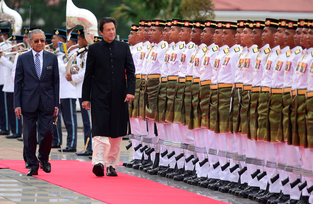 Pakistanu00e2u20acu2122s Prime Minister Imran Khan and Malaysiau00e2u20acu2122s Prime Minister Tun Dr Mahathir Mohamad inspect an honour guard at the Prime Ministeru00e2u20acu2122s Office in Putrajaya November 21, 2018. u00e2u20acu201d Reuters pic