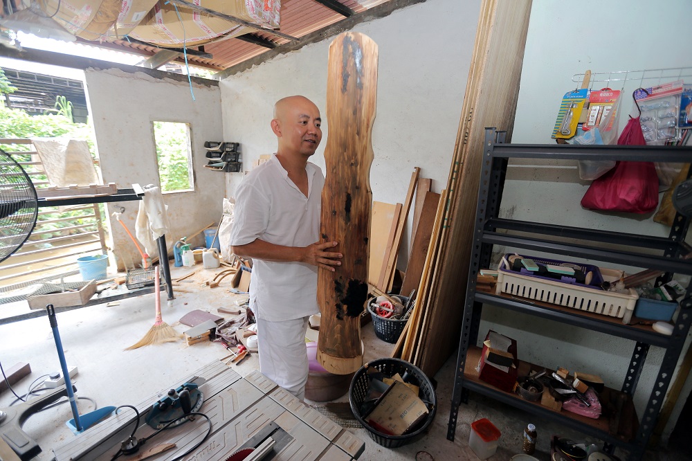The guqin has been played since ancient times and has traditionally been favoured by scholars as an instrument of great subtlety and refinement.