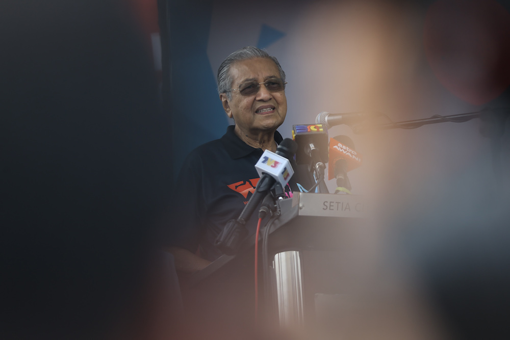 Tun Dr Mahathir Mohamad officiates the u00e2u20acu02dcWhen Active Living Kicks (WALK)u00e2u20acu2122 campaign in Setia Alam, Shah Alam November 3, 2018. u00e2u20acu201d Picture by Ahmad Zamzahuri