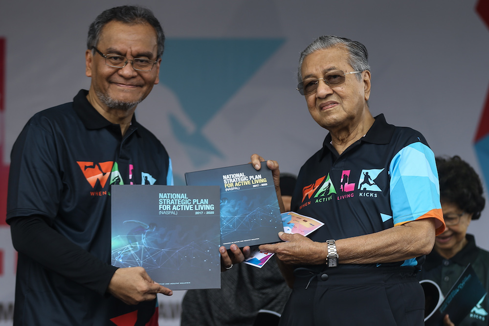 Health Minister Datuk Seri Dzulkefly Ahmad and Tun Dr Mahathir Mohamad officiate the ‘When Active Living Kicks (WALK)’ campaign in Setia Alam, Shah Alam November 3, 2018. — Picture by Ahmad Zamzahuri