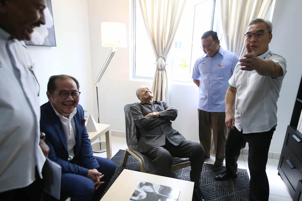 Prime Minister Tun Dr Mahathir Mohamad launches the Eco World FundMyHome project in Semenyih November 4, 2018. — Picture by Azinuddin Ghazali