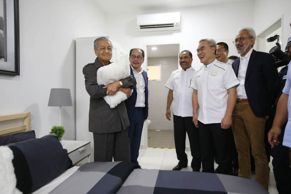 Prime Minister Tun Dr Mahathir Mohamad launches the Eco World FundMyHome project in Semenyih November 4, 2018. — Picture by Azinuddin Ghazali