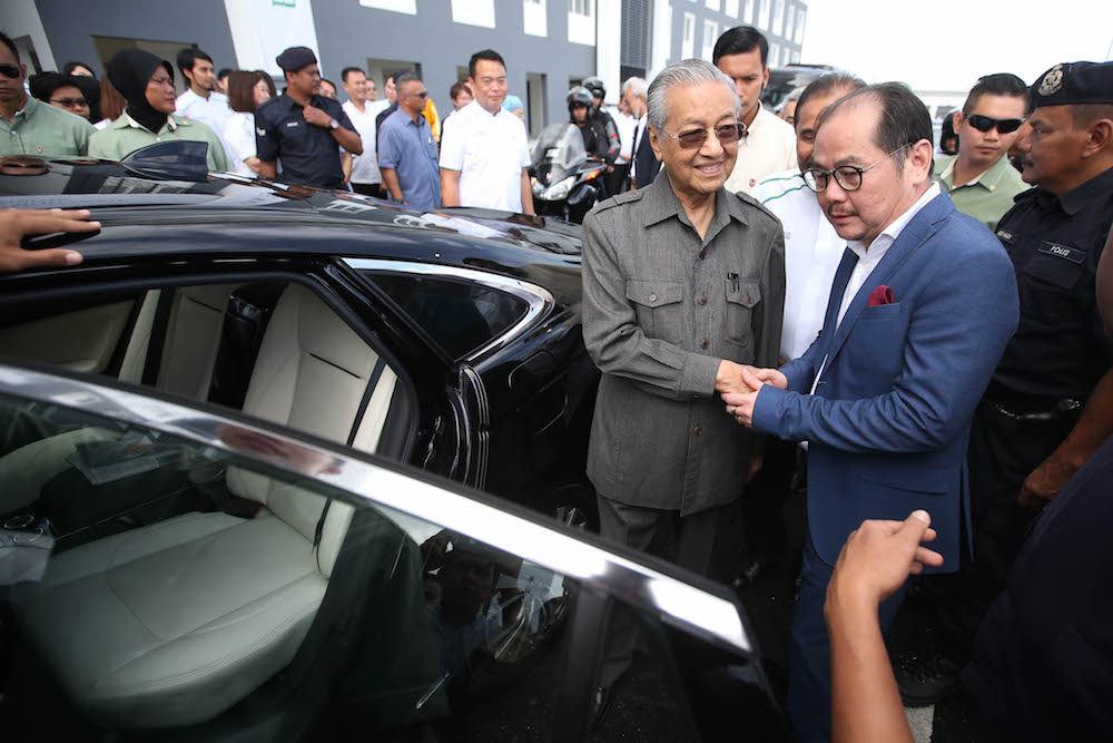 Tun Dr Mahathir Mohamad and Datuk Tong Kooi Ong shake hands during the FundMyHome project in Semenyih November 4, 2018. u00e2u20acu201d Picture by Azinuddin Ghazali