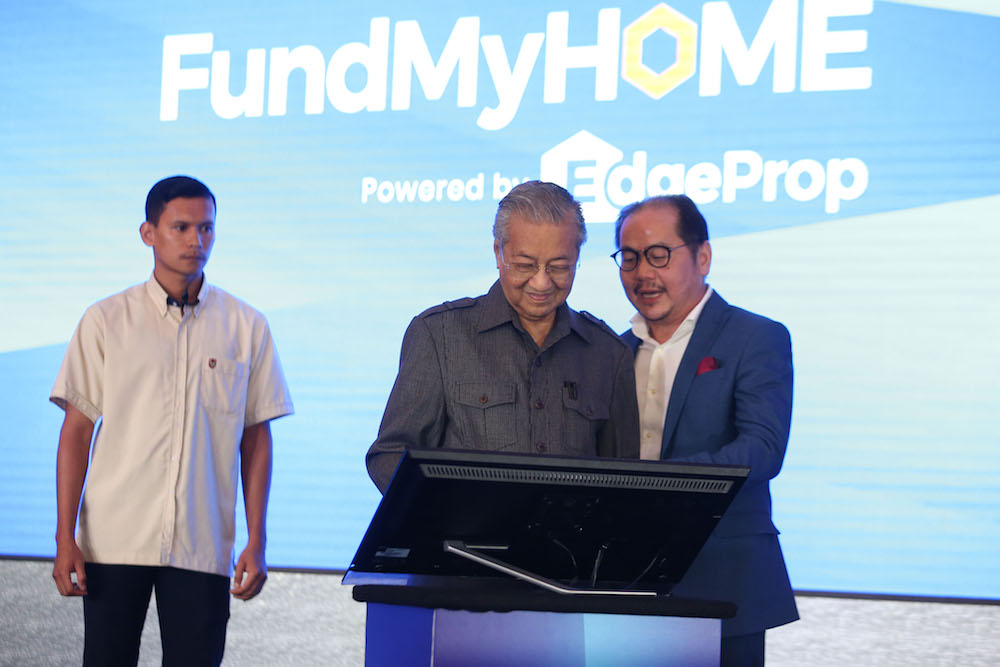 Tun Dr Mahathir Mohamad and Datuk Tong Kooi Ong launch the FundMyHome project in Semenyih November 4, 2018. u00e2u20acu201d Picture by Azinuddin Ghazali
