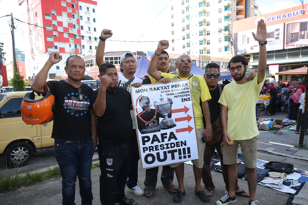 Perak football supporters demonstrate against Perak Football Association president Hasnul Zulkarnain Abd Munaim over his alleged mistreatment on Malaysia Cup. u00e2u20acu201d Picture by Marcus Pheong