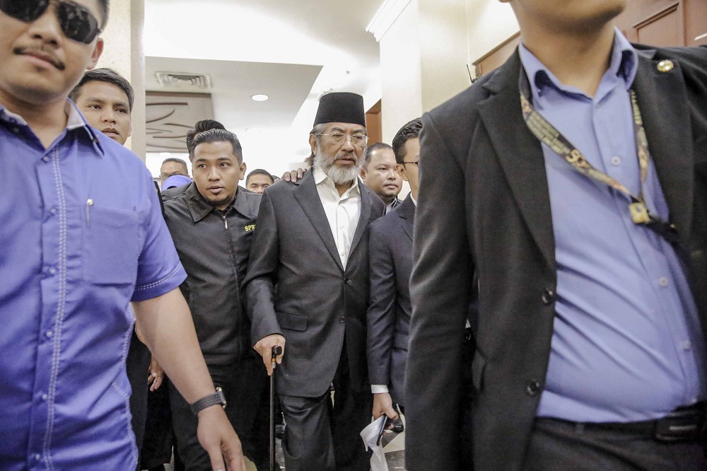 Former Sabah chief minister Tan Sri Musa Aman arrives at the Kuala Lumpur Court Complex November 5, 2018. u00e2u20acu201d Picture by Firdaus Latif