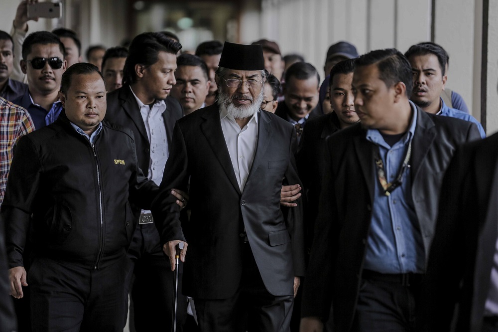Former Sabah chief minister Tan Sri Musa Aman arrives at the Kuala Lumpur Court Complex November 5, 2018. u00e2u20acu201d Picture by Firdaus Latif