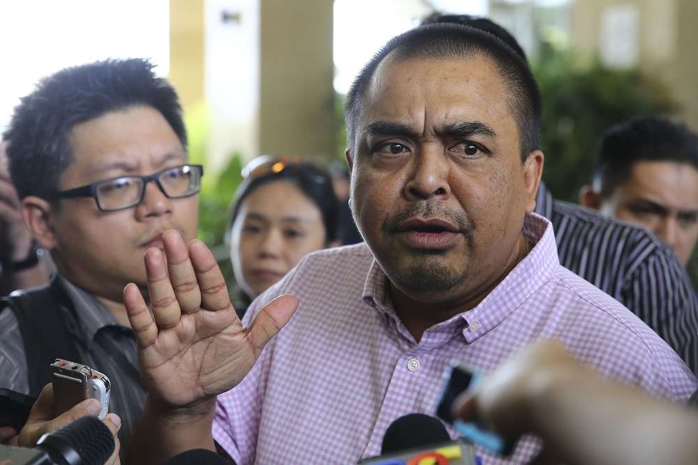 Big Blue Taxi Facilities Sdn Bhd adviser Datuk Shamsubahrin Ismail speaks to reporters outside the MoT building in Putrajaya November 8, 2018. u00e2u20acu201d Picture by Yusof Mat Isa