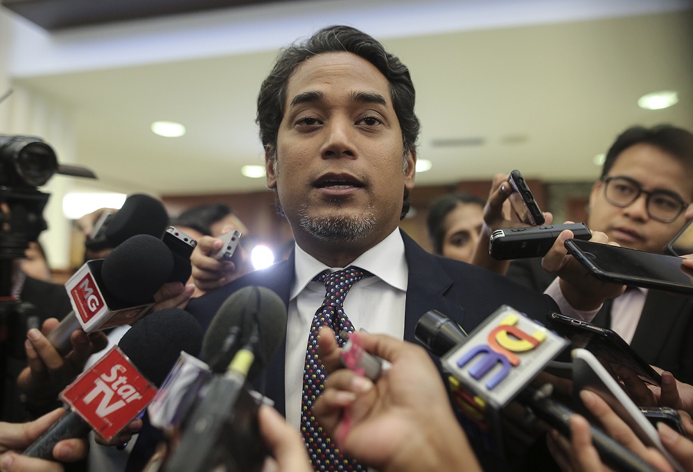 Khairy Jamaluddin speaks to reporters at Parliament in Kuala Lumpur November 12, 2018. u00e2u20acu201d Picture by Azneal Ishak