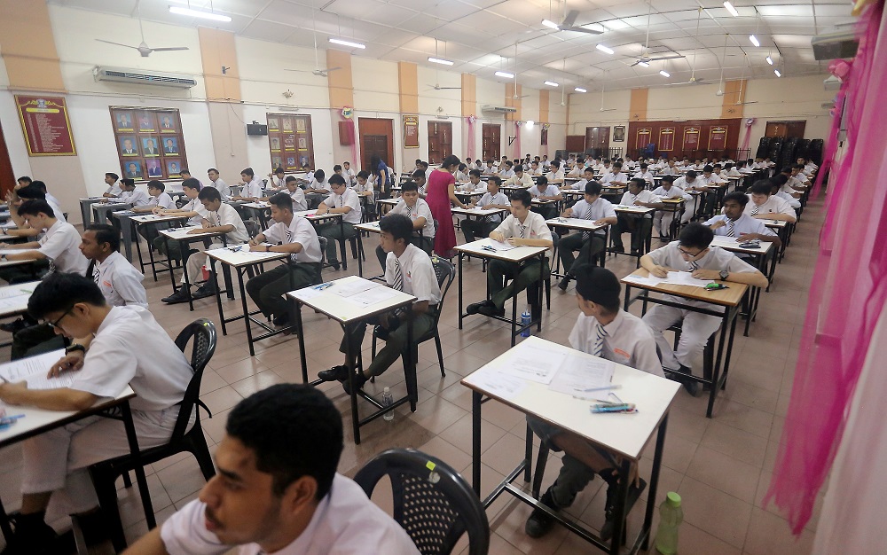 Students from SMK Anderson Ipoh sitting for the Bahasa Melayu SPM paper in Ipoh November 13, 2018. u00e2u20acu201d Picture by Farhan Najib