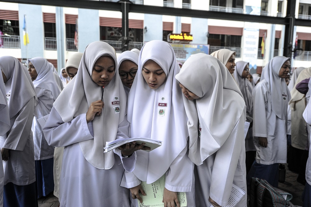 Students from SMK Saujana Impian preparing for the Bahasa Melayu SPM paper in Kajang November 13, 2018. u00e2u20acu201d Picture by Shafwan Zaidon