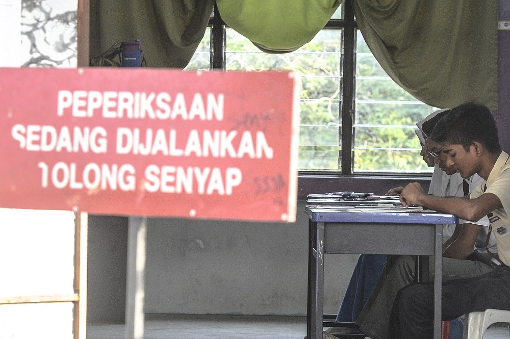 Students from SMK Saujana Impian sitting for the Bahasa Melayu SPM paper in Kajang November 13, 2018. u00e2u20acu201d Picture by Shafwan Zaidon