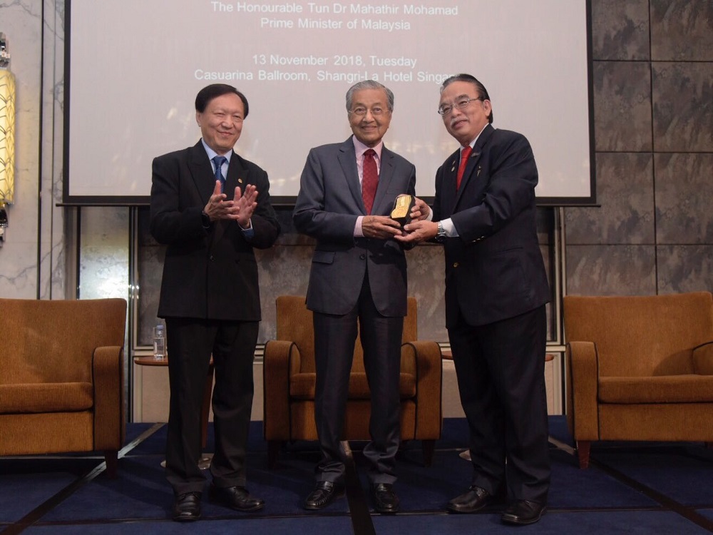Prime Minister Tun Dr Mahathir Mohamad is conferred the Distinguished Honorary Patron Award by the Asean Federation of Engineering Organisations at Shangri-La Singapore November 13, 2018. u00e2u20acu201d Picture courtesy of the Information Department of Malaysia