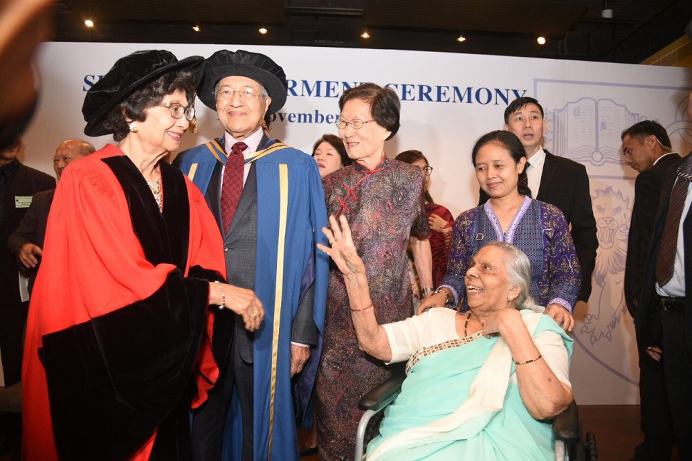 Tun Dr Mahathir Mohamad and Tun Dr Siti Hasmah Mohd Ali chat with their old classmates from King Edward VII College of Medicine at the Natioanal University of Singapore November 13, 2018. — Picture courtesy of the Information Department of Malaysia