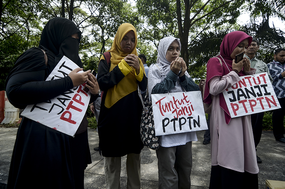 Activists demanded PH fulfil its election pledge to defer the repayment on National Higher Education Fund Corporation borrowers who earn under RM4,000 monthly.