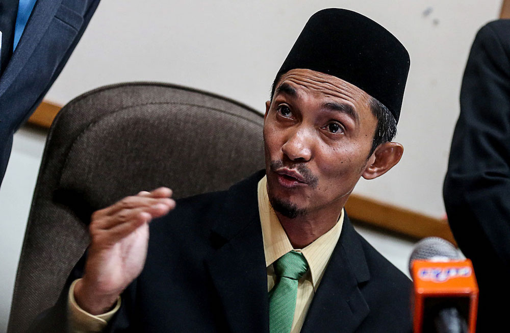 Penaga assemblyman Yusni Mat Piah speaks to the press in George Town November 14, 2018. u00e2u20acu201d Picture by Sayuti Zainudin