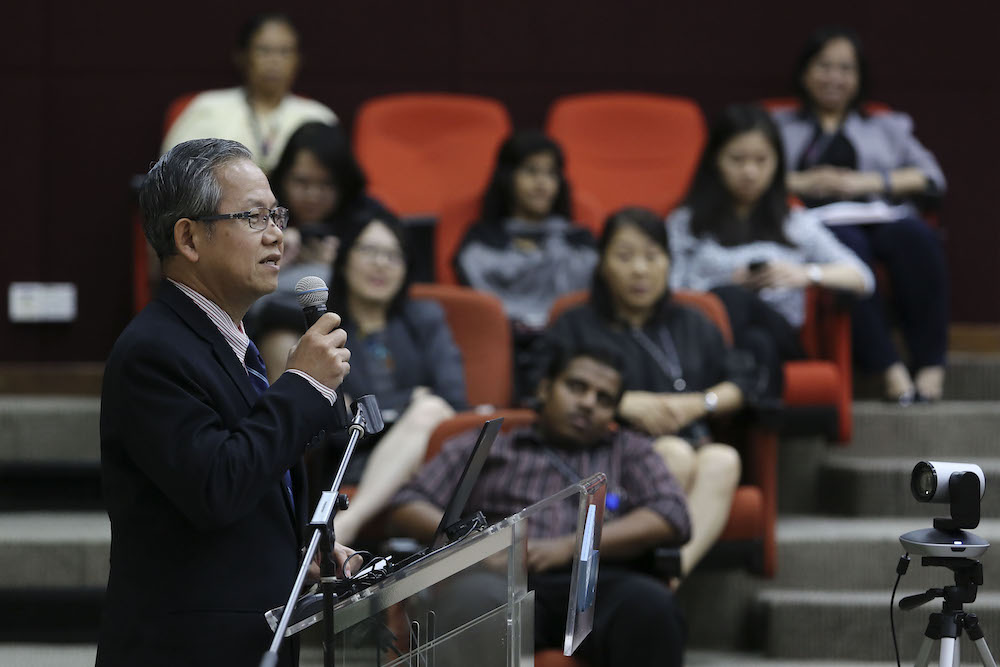 Deputy Health Minister, Dr Lee Boon Chye, speaks during the u00e2u20acu02dcResidency (US) and Housemanship (Malaysia): What Works?u00e2u20acu2122 forum in Bukit Jalil November 14, 2018. u00e2u20acu201d Picture by Yusof Mat Isa