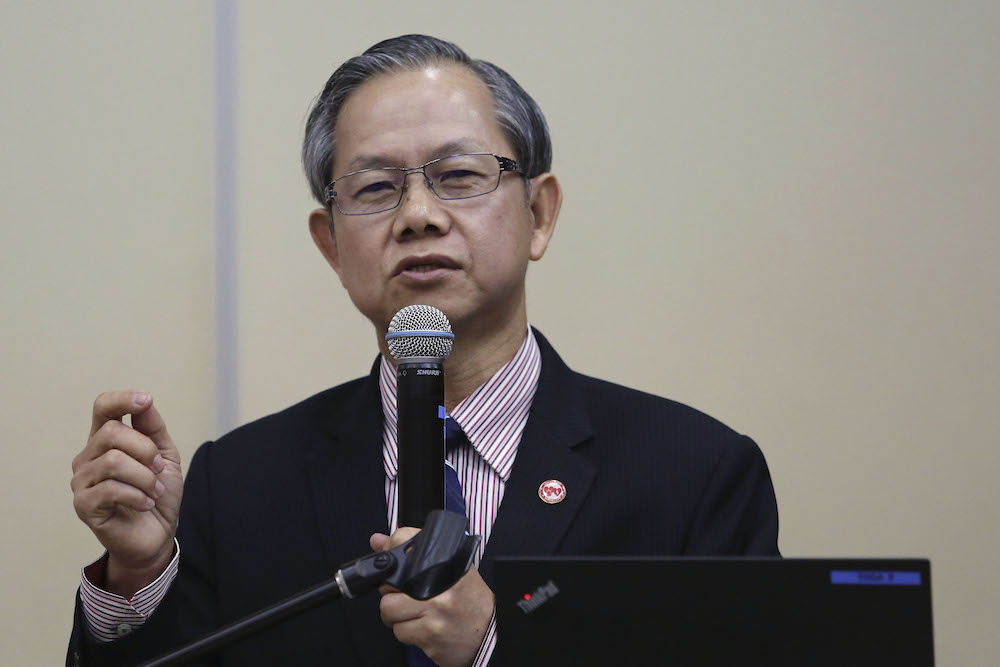 Deputy Health Minister, Dr Lee Boon Chye, speaks during the u00e2u20acu02dcResidency (US) and Housemanship (Malaysia): What Works?u00e2u20acu2122 forum in Bukit Jalil November 14, 2018. u00e2u20acu201d Picture by Yusof Mat Isa