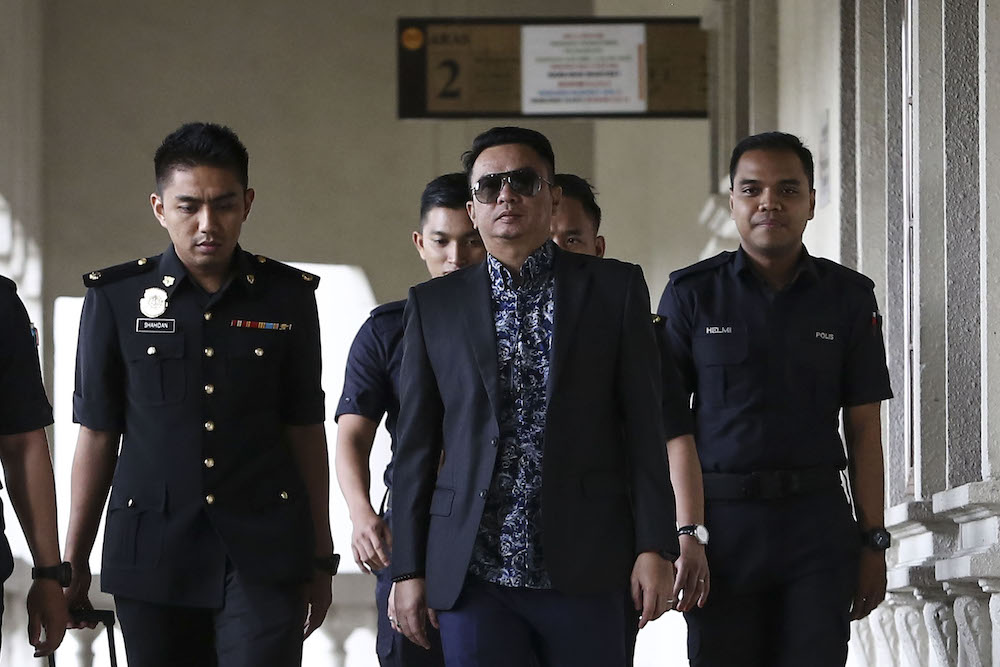 Datuk Rizal Mansor leaves the Kuala Lumpur Court Complex November 15, 2018. — Picture by Yusof Mat Isa