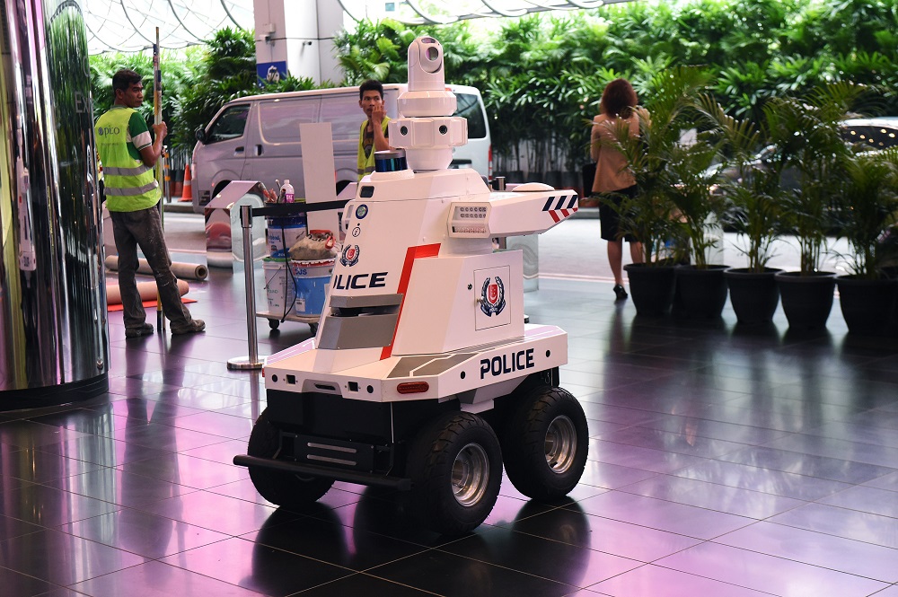 A u00e2u20acu02dcpolice robotu00e2u20acu2122 patrols at the Suntec City convention and exhibition centre during the 33rd Asean Summit in Singapore. u00e2u20acu201d AFP pic