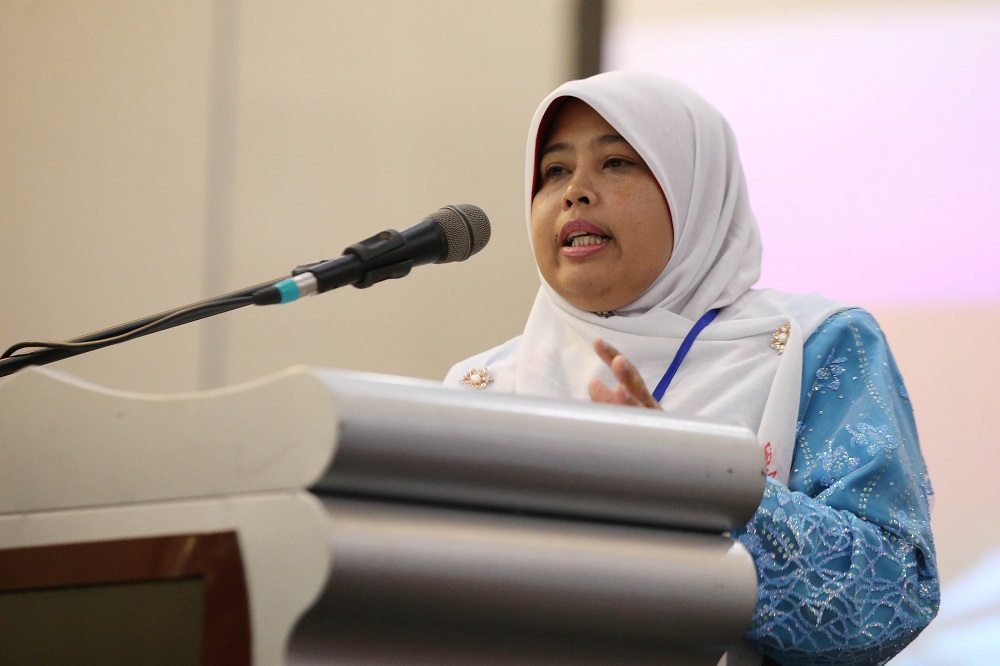 PKR Wanita delegate Ermeemarianna Saadon delivers her speech during the 2018 PKR Wanita Congress in Shah Alam November 16, 2018. u00e2u20acu201d Picture by Azinuddin Ghazali 
