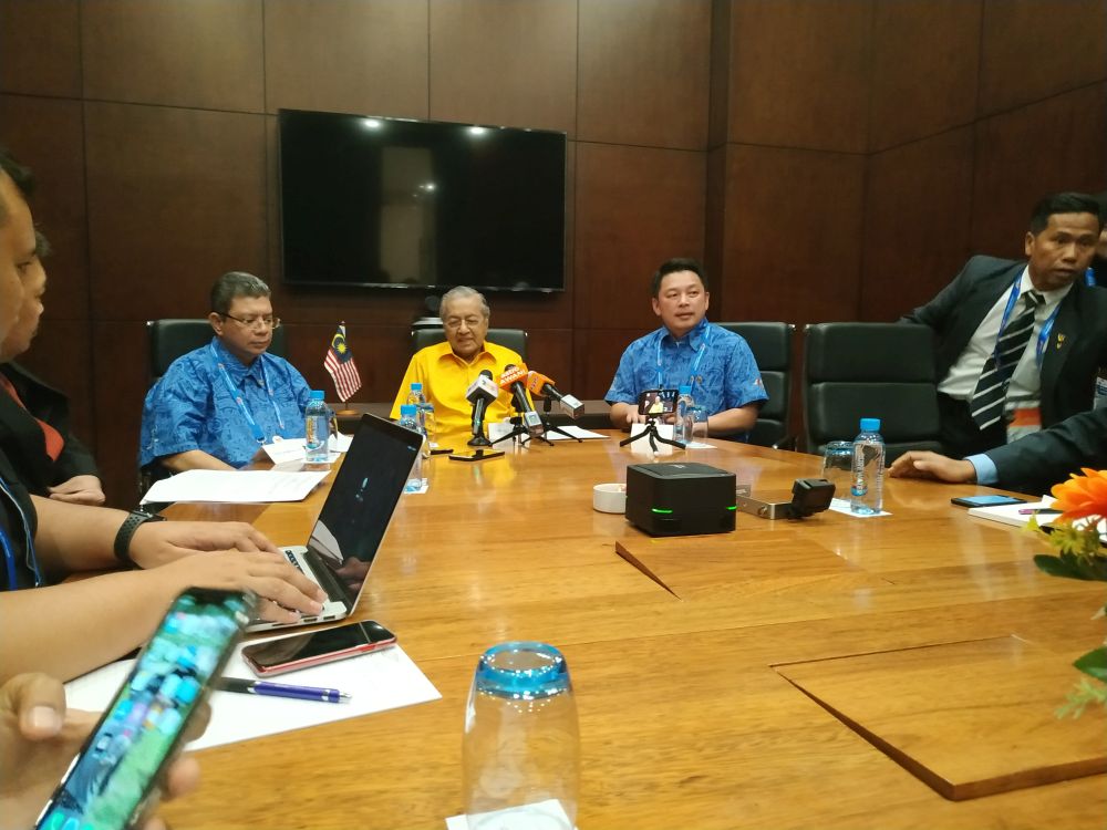 Prime Minister Tun Dr Mahathir Mohamad speaks at a press conference in Port Moresby, Papua New Guinea, on November 17, 2018. u00e2u20acu201d Picture by Boo Su-Lyn