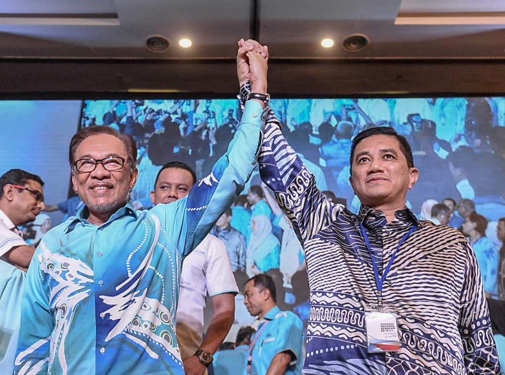 Datuk Seri Anwar Ibrahim and Datuk Seri Azmin Ali during the PKR National Congress 2018 in IDCC Convention Centre, Shah Alam November 18, 2018. u00e2u20acu201d Picture by Hari Anggara