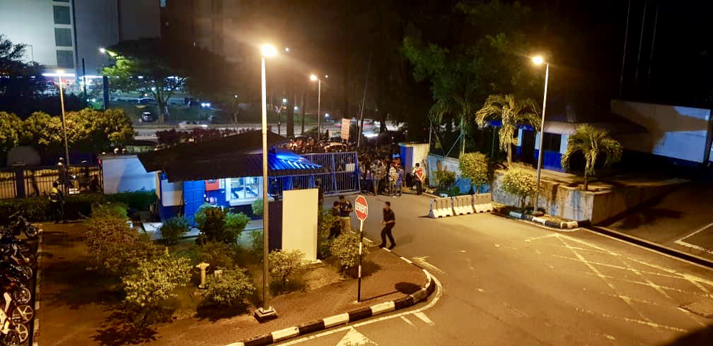 A general view of the Johor Baru North district police headquarters where hundreds of people queue to lodge police reports. u00e2u20acu201d Picture by Ben Tan