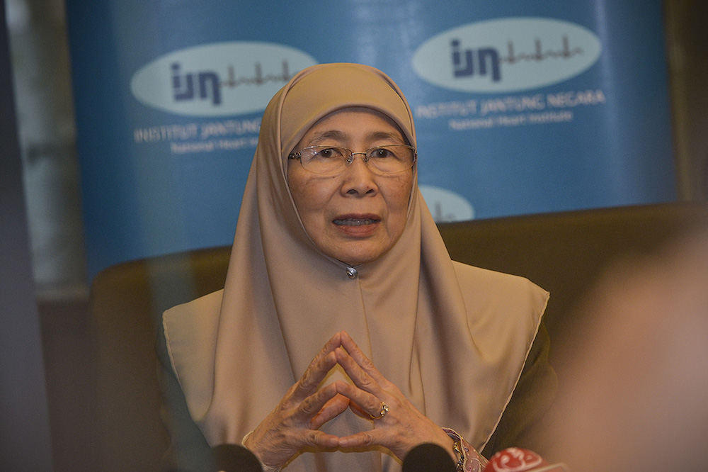 Datuk Seri Dr Wan Azizah Wan Ismail speaks to reporters after visiting injured fireman Muhammad Adib Mohd Kassim at the National Heart Institute (IJN) in Kuala Lumpur November 30, 2018. u00e2u20acu201d Picture by Mukhriz Hazim