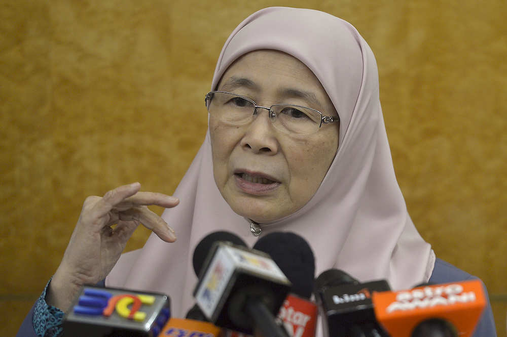 Datuk Seri Dr Wan Azizah Wan Ismail speaks to the media at the Parliament lobby in Kuala Lumpur, November 22, 2018. u00e2u20acu201d Picture by Mukhriz Hazim