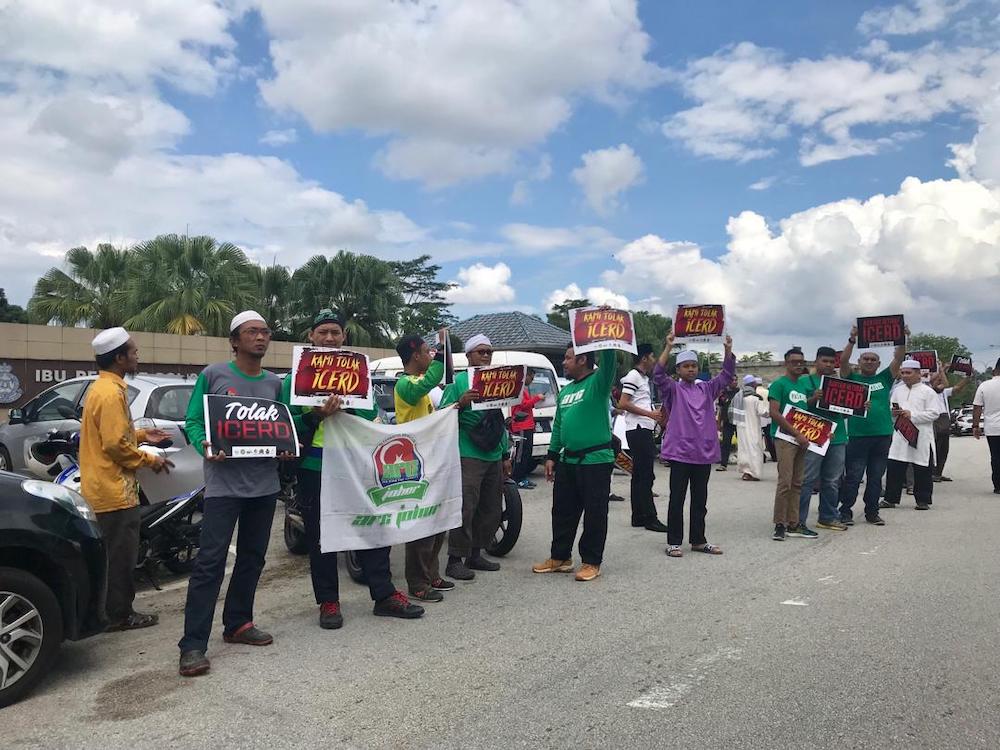 More than 50 protesters, mainly from Umno, PAS and NGOs, at the ICERD protest outside the Kulai district police headquarters in Bandar Indahpura in Kulai November 23, 2018. u00e2u20acu201d Picture by Ben Tan