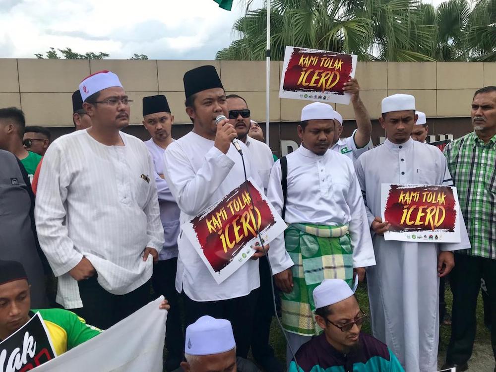 Johor Umno Youth chief Mohd Hairi Mad Shah (2nd left) and Johor Pas Youth chief Juwahir Amin (3rd left) at the ICERD protest outside the Kulai district police headquarters in Bandar Indahpura in Kulai November 23, 2018. u00e2u20acu201d Picture by Ben Tan