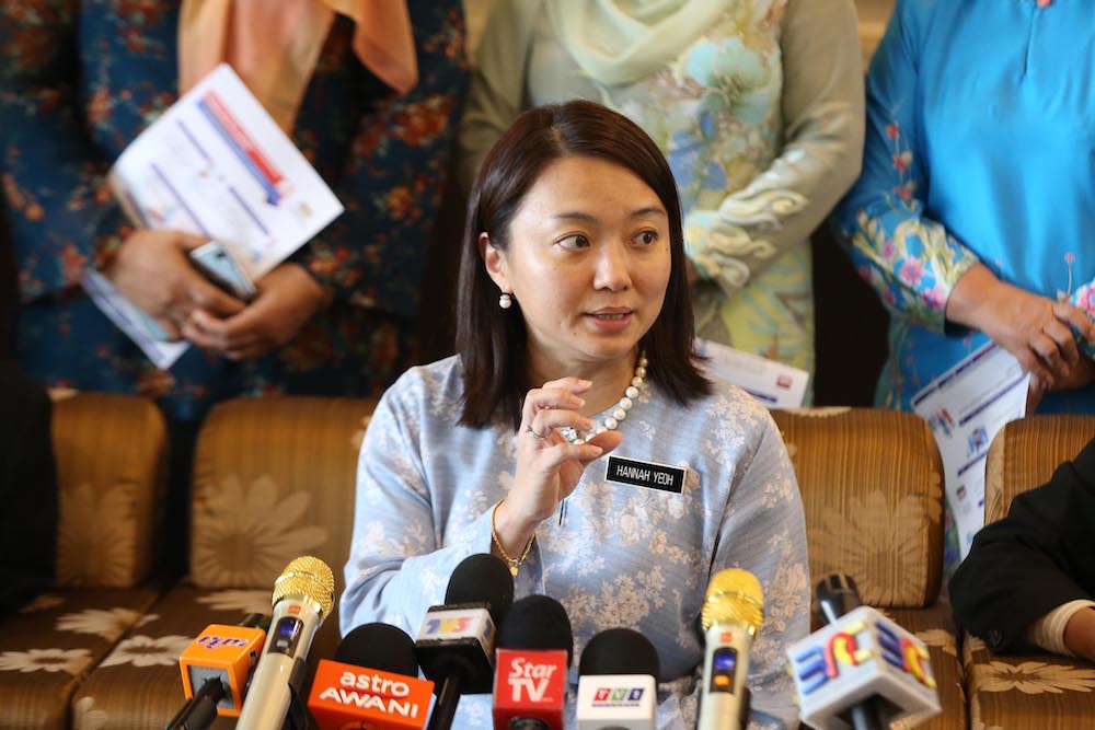 Hannah Yeoh at the launch of a guidebook on maid selection, November 23, 2018. u00e2u20acu201d Picture by Azinuddin Ghazali