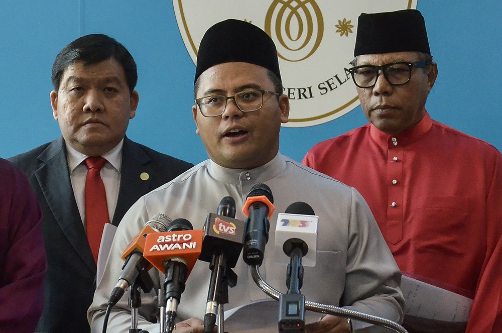 Selangor Mentri Besar Selangor, Tuan Amirudin Shari speaks to the media after presenting the 2019 Selangor Budget in SUK Selangor, November 23, 2018. u00e2u20acu201d Picture by Miera Zulyana