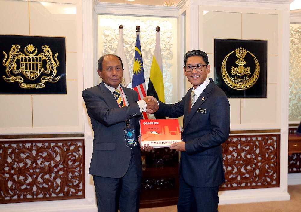 Perak Mentri Besar Datuk Seri Ahmad Faizal Azumu (right) and state finance officer Datuk Abu Bakar Said holding Peraku00e2u20acu2122s Budget 2019, November 27, 2018. u00e2u20acu201d Picture by Farhan Najib
