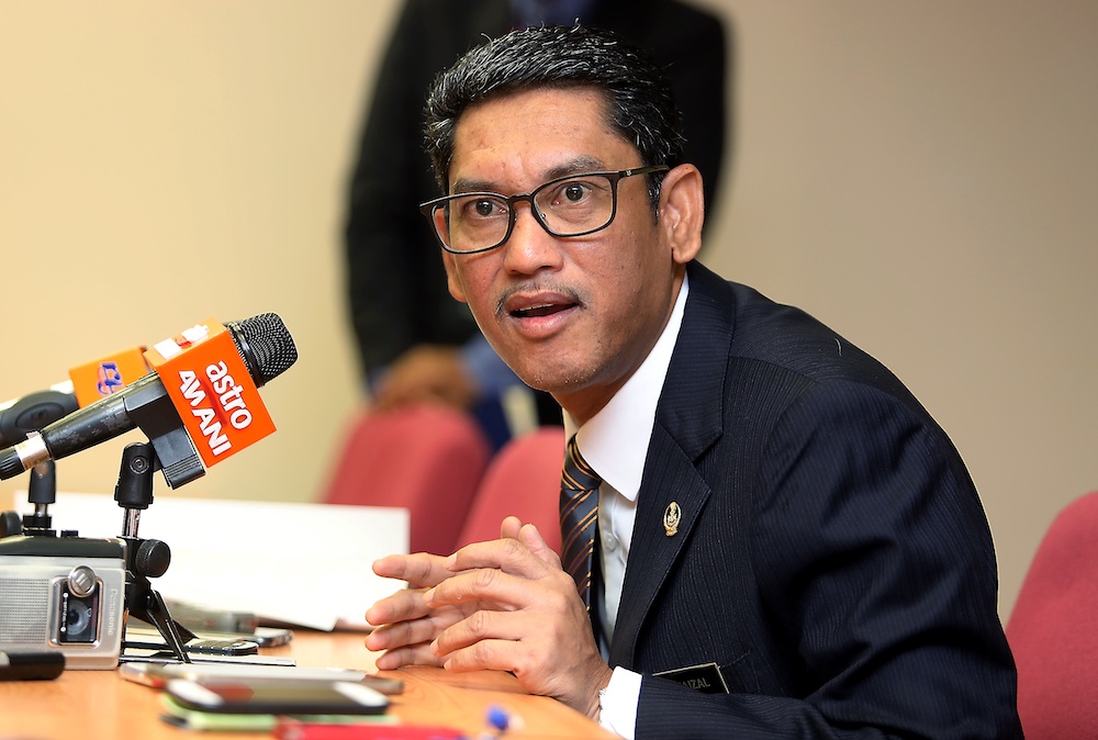 Perak Mentri Besar Datuk Seri Ahmad Faizal Azumu speaks to the media, November 28, 2018. u00e2u20acu201d Picture by Farhan Najib